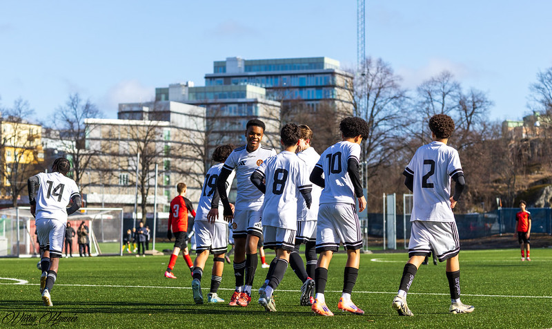 AS Solna-spelare tillsammans efter en matchsituation